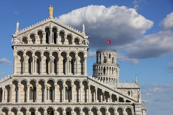 Uitzicht op de kathedraal en de toren in pisa, Italië — Stockfoto