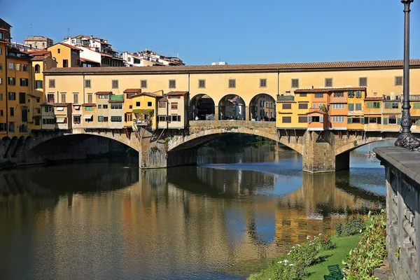 Ponte vecchio na arno rzeki, Florencja, Włochy — Zdjęcie stockowe