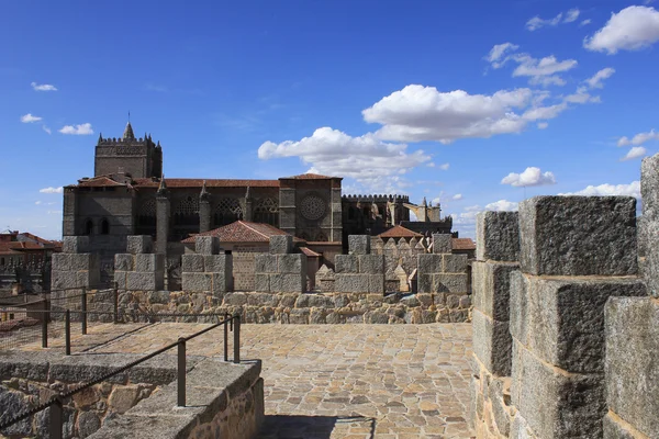 Avila Katedrali ortaçağ şehir duvarlar, İspanya görüldü — Stok fotoğraf