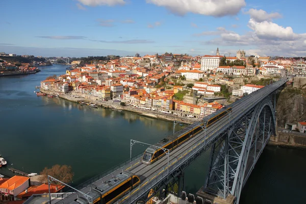 Träna över dom luis jag bron, porto, portugal Stockbild