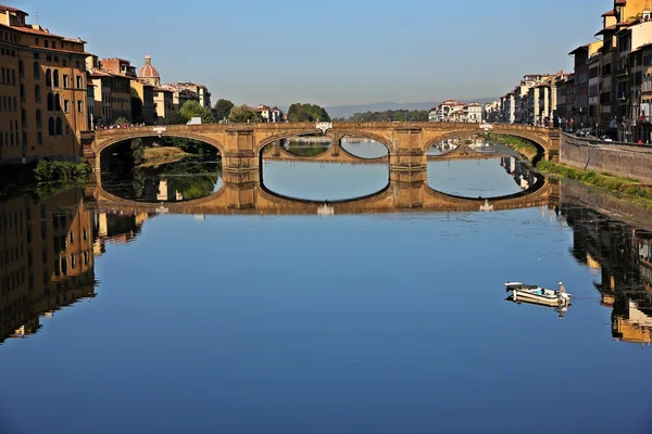 Most přes řeku arno, Florencie, Itálie — Stock fotografie