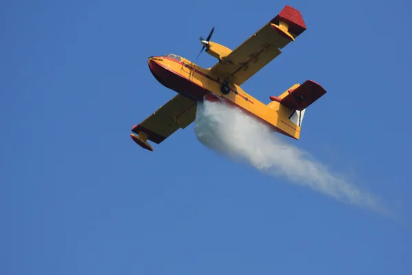 Fire-fighting aircraft drops water — Stock Photo, Image