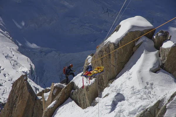 Equipo de rescate en Montain —  Fotos de Stock