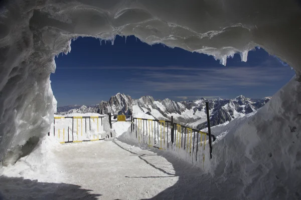 在 aguille du midi，勃朗峰的冰洞 — 图库照片