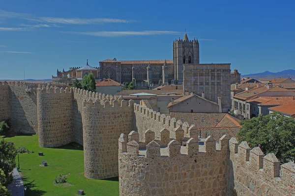 Cidade de Ávila e catedral vista das muralhas medievais da cidade. Período — Fotografia de Stock