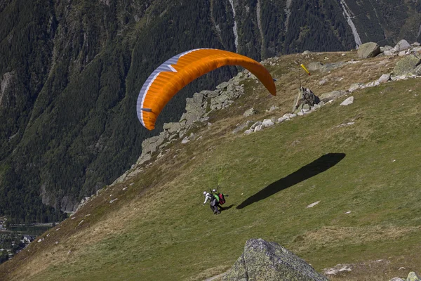 Alps.Chamonix,France içinde kalktıktan tandem paraşütler