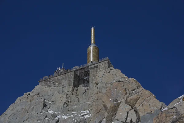 O Aiguille du Midi (3.842 m) é uma montanha no Monte Branco m — Fotografia de Stock