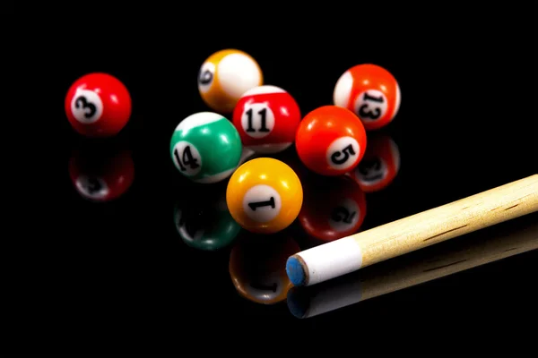 Bolas de bilhar & Pool stick composition.Isolated em preto — Fotografia de Stock