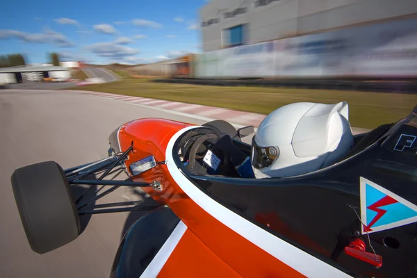 Conducción de bolide rojo a alta velocidad en circuito.Cámara a bordo —  Fotos de Stock