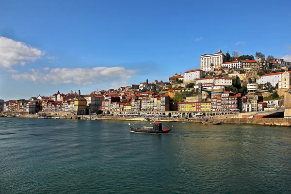 Riverbank van oude porto met rabelo schepen, portugal — Stockfoto
