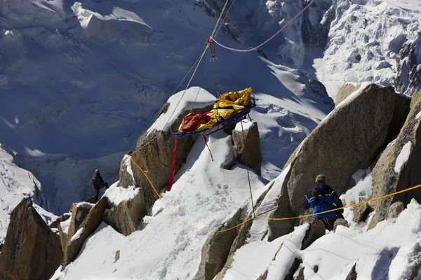 Equipo de rescate en Montain — Foto de Stock