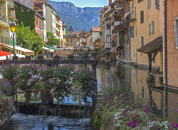 Uitzicht vanaf annecy kanaal - Frankrijk Stockfoto