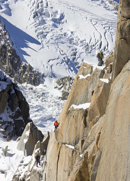 Equipe montanhistas, escalar na montanha de gelo — Fotografia de Stock