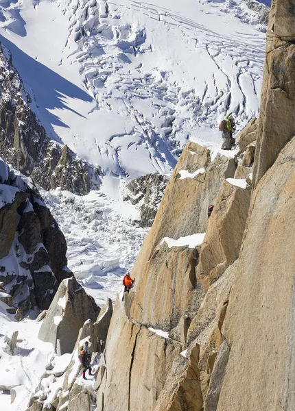 Equipo de montañistas, escalar en la montaña de hielo — Foto de Stock