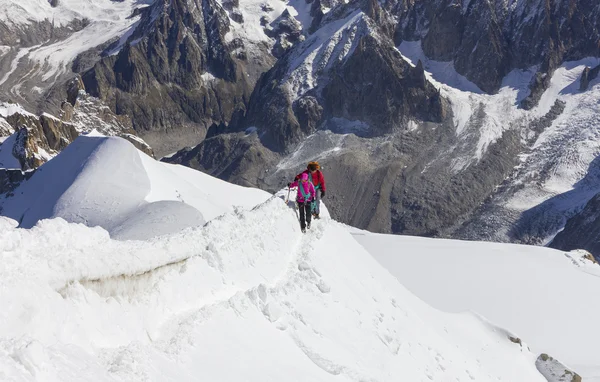 Mountain climbers in snow — Stock Photo, Image