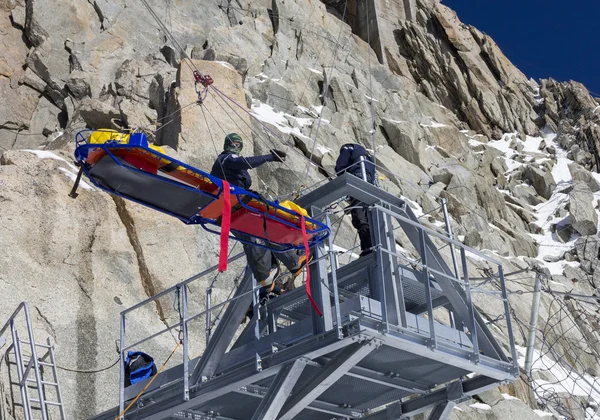 Entrenamiento en equipo de rescate en montaña — Foto de Stock