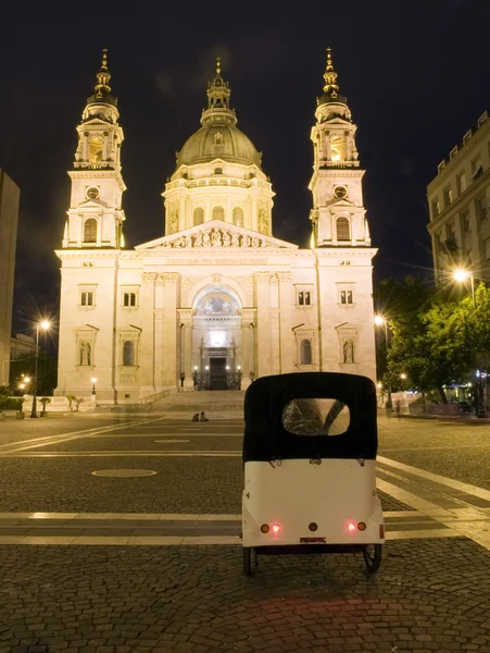 St. Stephen de basiliek nacht licht Boedapest Hongarije — Stockfoto