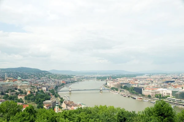 Budapest Hungaria Sungai Donau melihat Istana Parlemen — Stok Foto