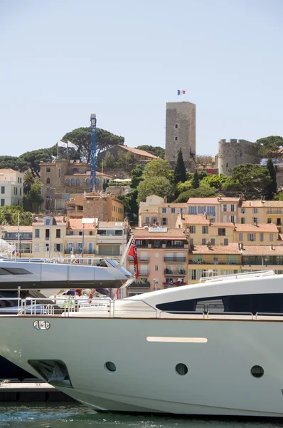 Kikötő jachtok Nézd a régi város erőd Cannes Franciaország francia Riv — Stock Fotó