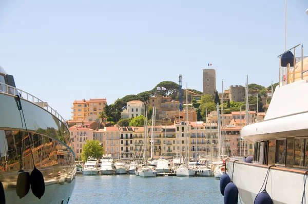 Gamla staden mellan två båtar Cannes franska Rivieran Cote d'Azur — Stockfoto