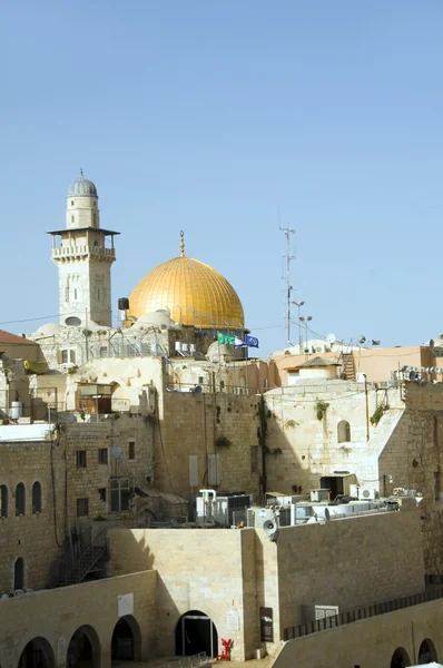 Koepel van de rots en ghawanima minaret van westelijke muur jerusa — Stockfoto