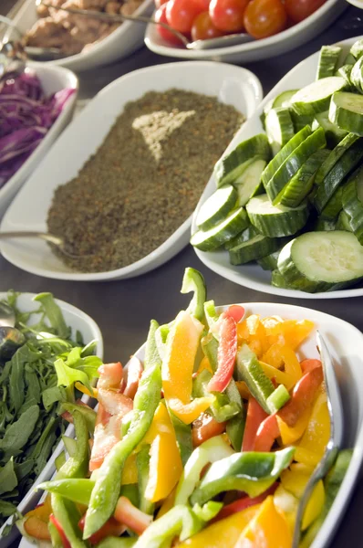 Gemüsetomaten in Scheiben geschnitten mit Gewürzjerusalem — Stockfoto