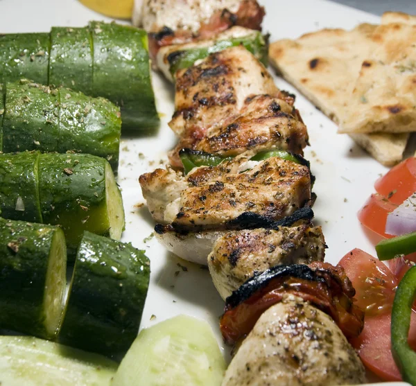 Pollo shish kabob con ensalada de calabacín estilo griego como photogra —  Fotos de Stock