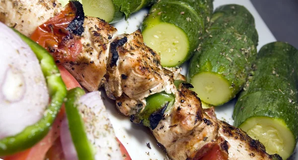 Pollo shish kabob con ensalada de calabacín estilo griego como photogra —  Fotos de Stock