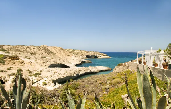 Kalksteen strand witte huis het platform Middellandse Zee mil — Stockfoto