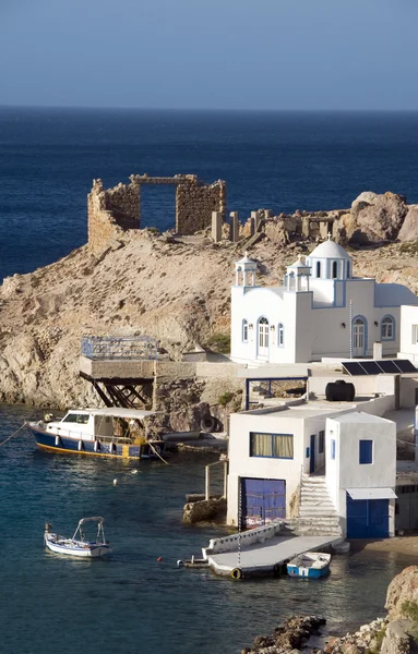 Houses built into rock cliffs on Mediterranean Sea Firopotamos M — Stock Photo, Image