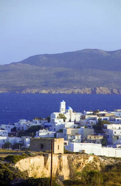 Panoramautsikt över adamas plaka typiska grekiska ön Kykladerna arc — Stockfoto