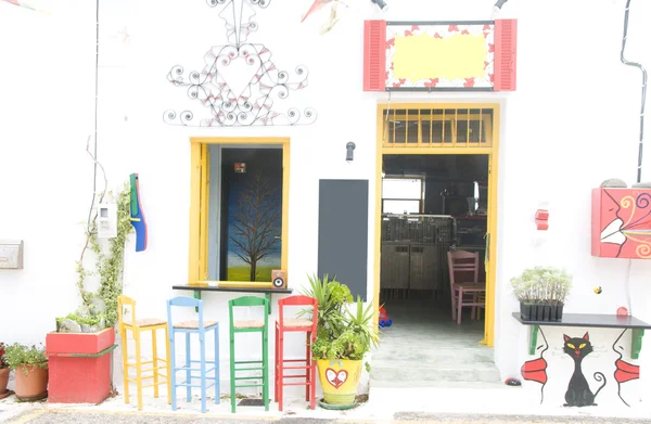 Koffie winkel bar met kleurrijke vintage Griekenland stijl stoelen, kruk — Stockfoto