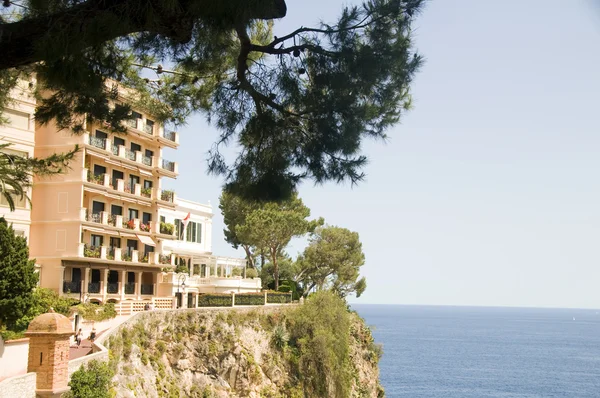 Appartement de luxe condos construits sur la falaise au-dessus de la mer Méditerranée Mo — Photo