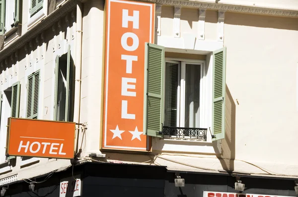 Típico hotel francés arquitectura Niza Francia grandes ventanales shu — Foto de Stock