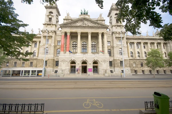 Muzeum etnografie naproti parlamentu Budapešť Maďarsko — Stock fotografie