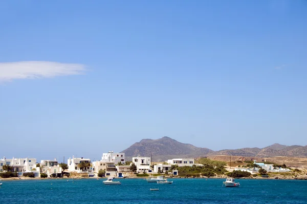 Гавань с лодками Cyclades архитектуры Поллония Милош греческий остров — стоковое фото