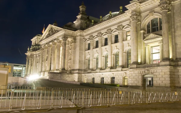 Reichstag Parlamento Binası ana giriş üfleme gece bayraklar — Stok fotoğraf