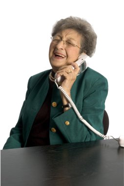 kadın kıdemli telefonla gülüyor
