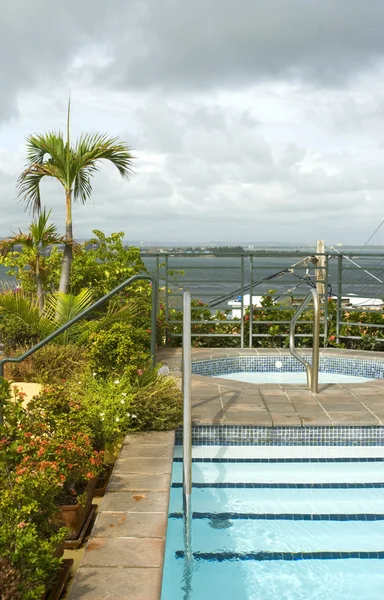 Dachu basen, mały basen i wanna z hydromasażem — Zdjęcie stockowe