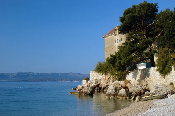 修道院の岩の多い海岸線クロアチア — ストック写真