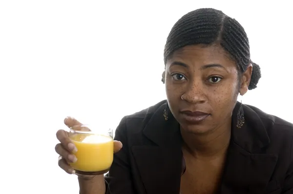 Гарна жінка п'є апельсиновий сік — стокове фото