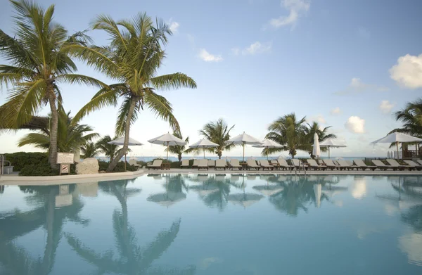 Piscina junto ao oceano — Fotografia de Stock