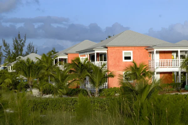 Cabañas en un resort de lujo tropical — Foto de Stock