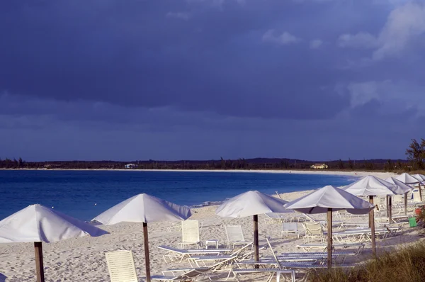 Ocean beach med stolar paraplyer — Stockfoto