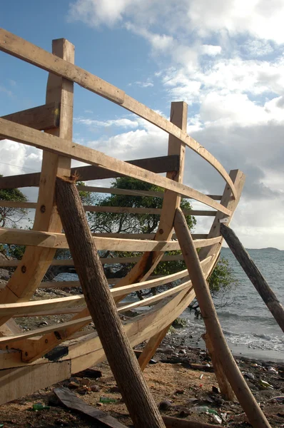 Boot frame op strand — Stockfoto