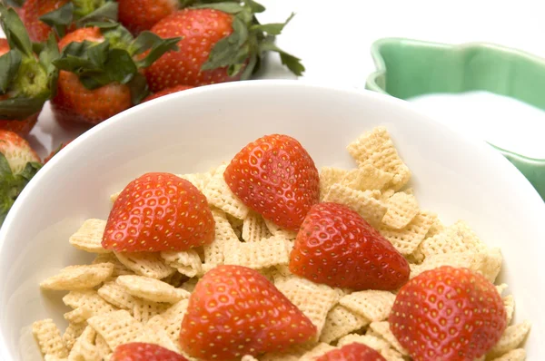 Frühstück Müsli Erdbeeren Milch — Stockfoto