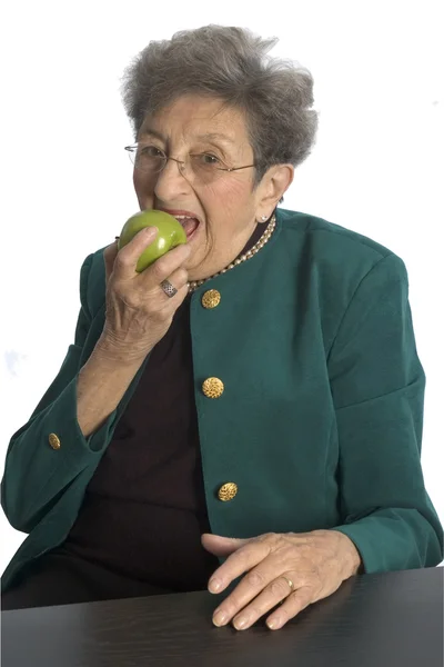 Donna che mangia una mela — Foto Stock
