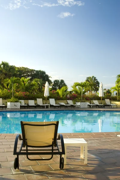 Piscine à l'hôtel de luxe — Photo