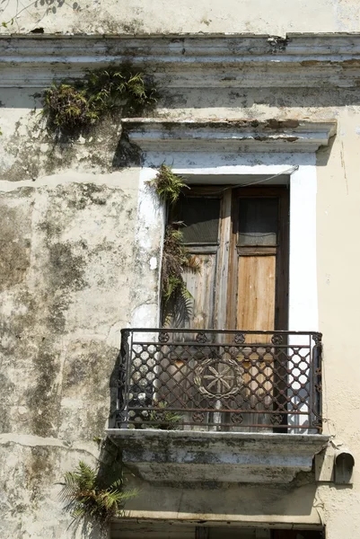 Старый балкон — стоковое фото