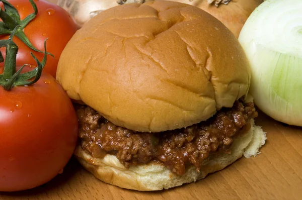 Sloppy joe smörgås med tomater lök — Stockfoto